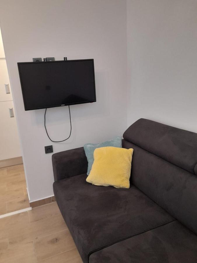 Apartman Sa Lodom 2+2 Apartment Pirovac Exterior photo