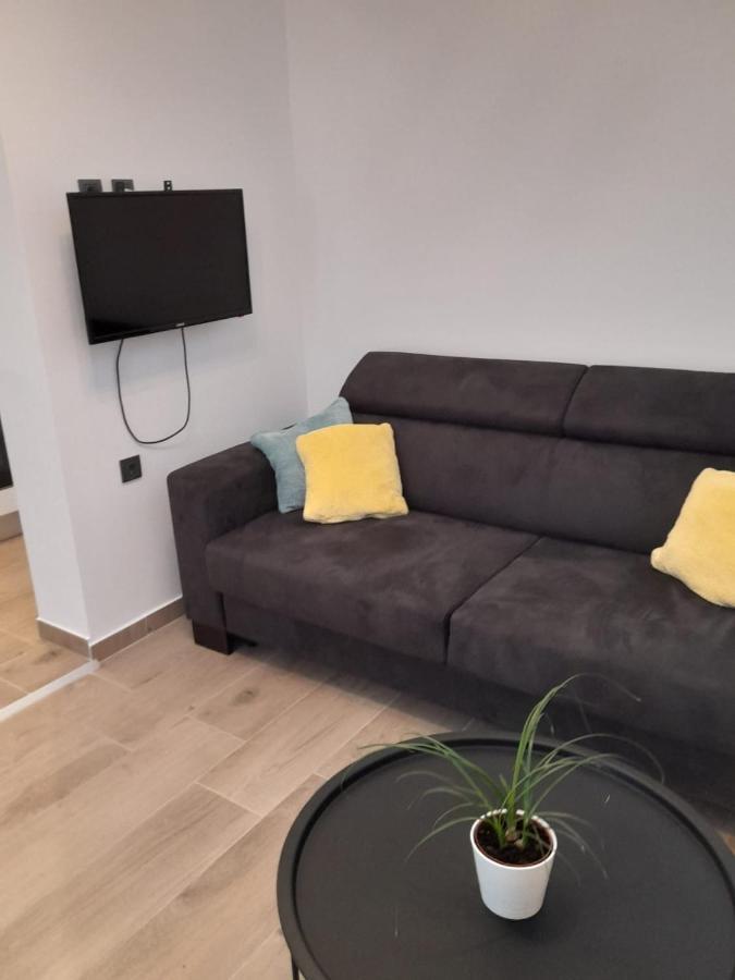 Apartman Sa Lodom 2+2 Apartment Pirovac Exterior photo
