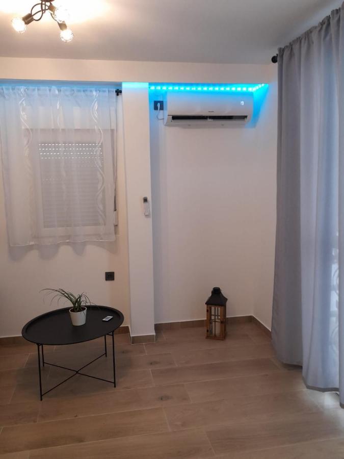 Apartman Sa Lodom 2+2 Apartment Pirovac Exterior photo
